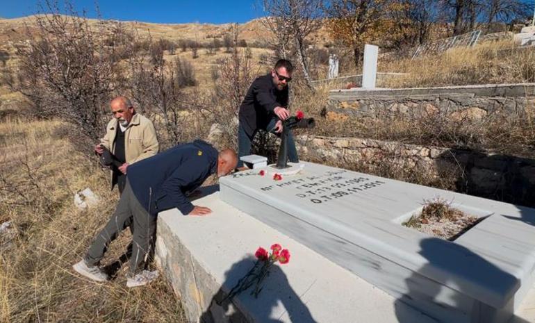 Depremde hayatını kaybeden DHA muhabiri Cem Emir, kabri başında anıldı