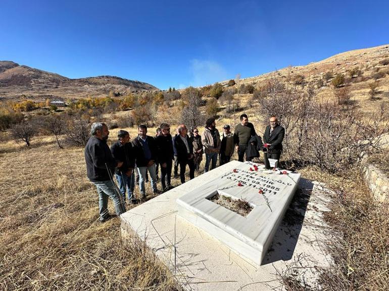 Depremde hayatını kaybeden DHA muhabiri Cem Emir, kabri başında anıldı