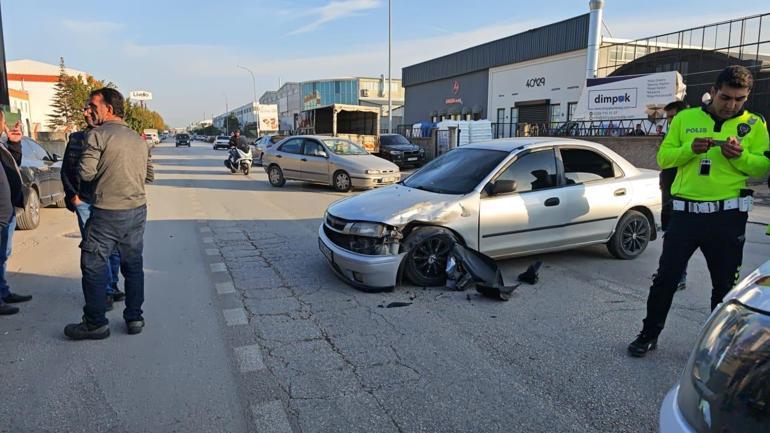 Bursa'da otomobille motosikletin çarpışması kamerada; 2 yaralı