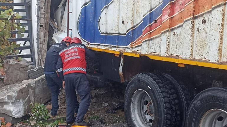 Kontrolden çıkan kamyon eve girdi