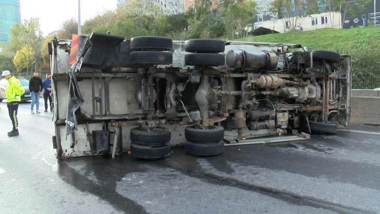 Kadıköy'de et yüklü kamyonet devrildi: 1 yaralı