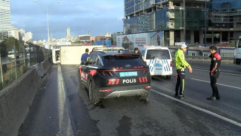 Kadıköy'de et yüklü kamyonet devrildi: 1 yaralı