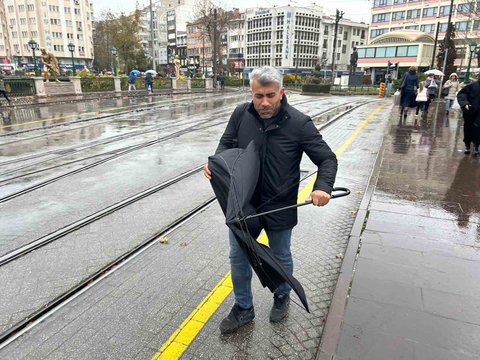 Fırtınalarda kırılan şemsiyeler tamircilerde yoğunluğa sebep oldu