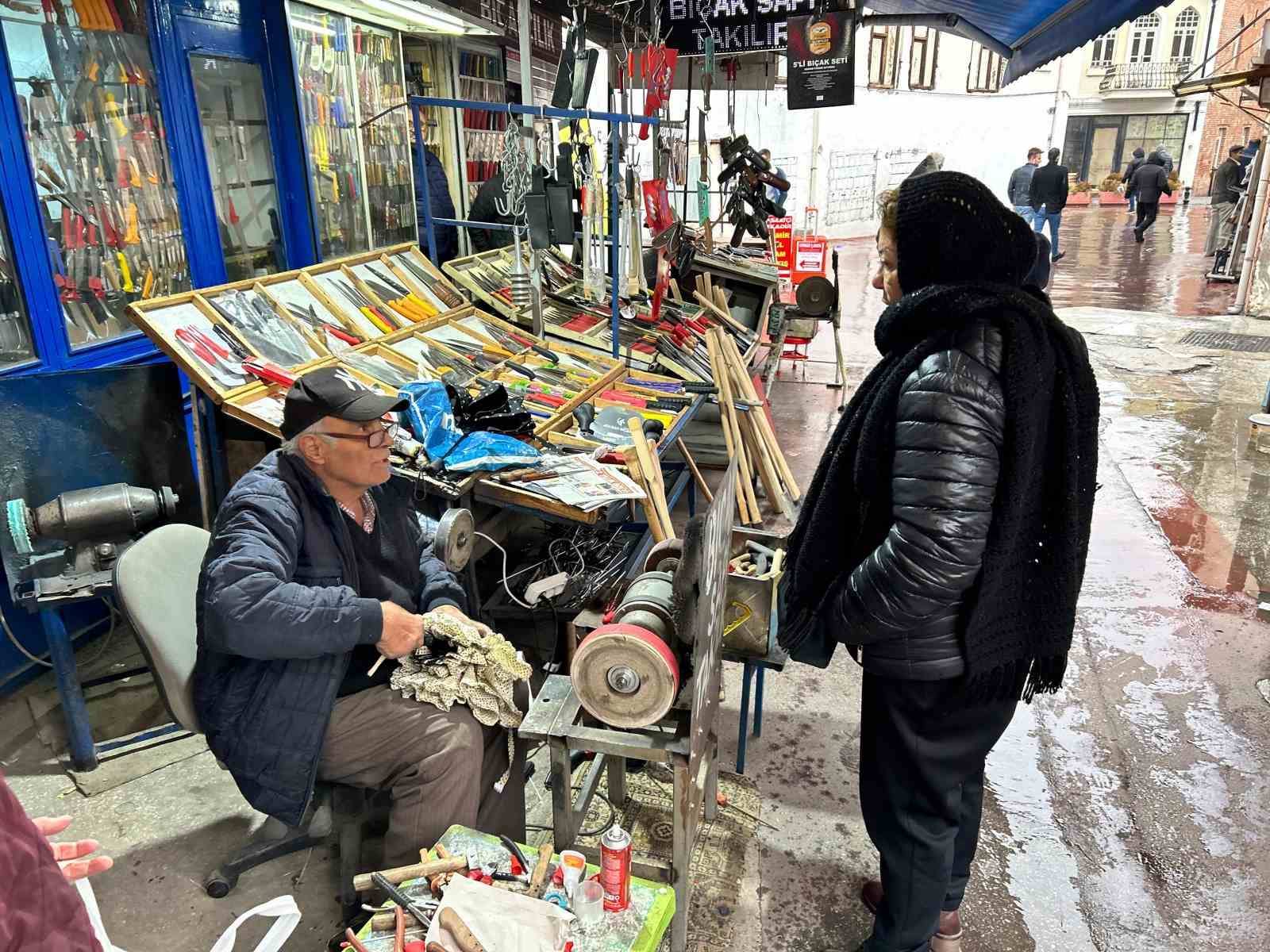 Fırtınalarda kırılan şemsiyeler tamircilerde yoğunluğa sebep oldu