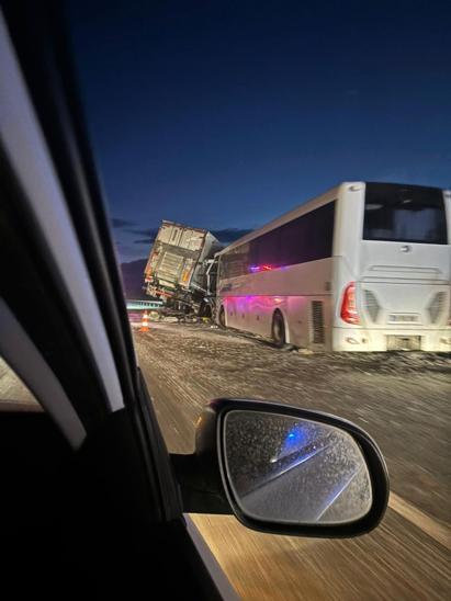 Yolcu otobüsü, kamyon ve otomobille çarpıştı: 30 yaralı