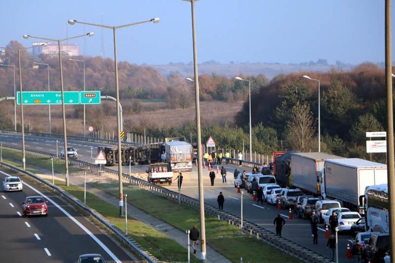 Anadolu Otoyolu'nda TIR devrildi; Ankara yönü ulaşıma kapandı