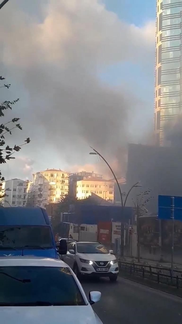 Levent'teki AVM'nin güvenlik kulübesinde yangın