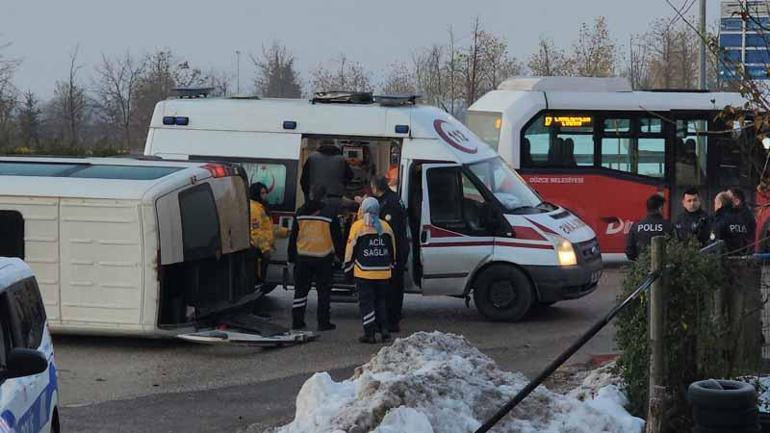 Buzlanan yolda işçi servis minibüsü devrildi; 7 yaralı