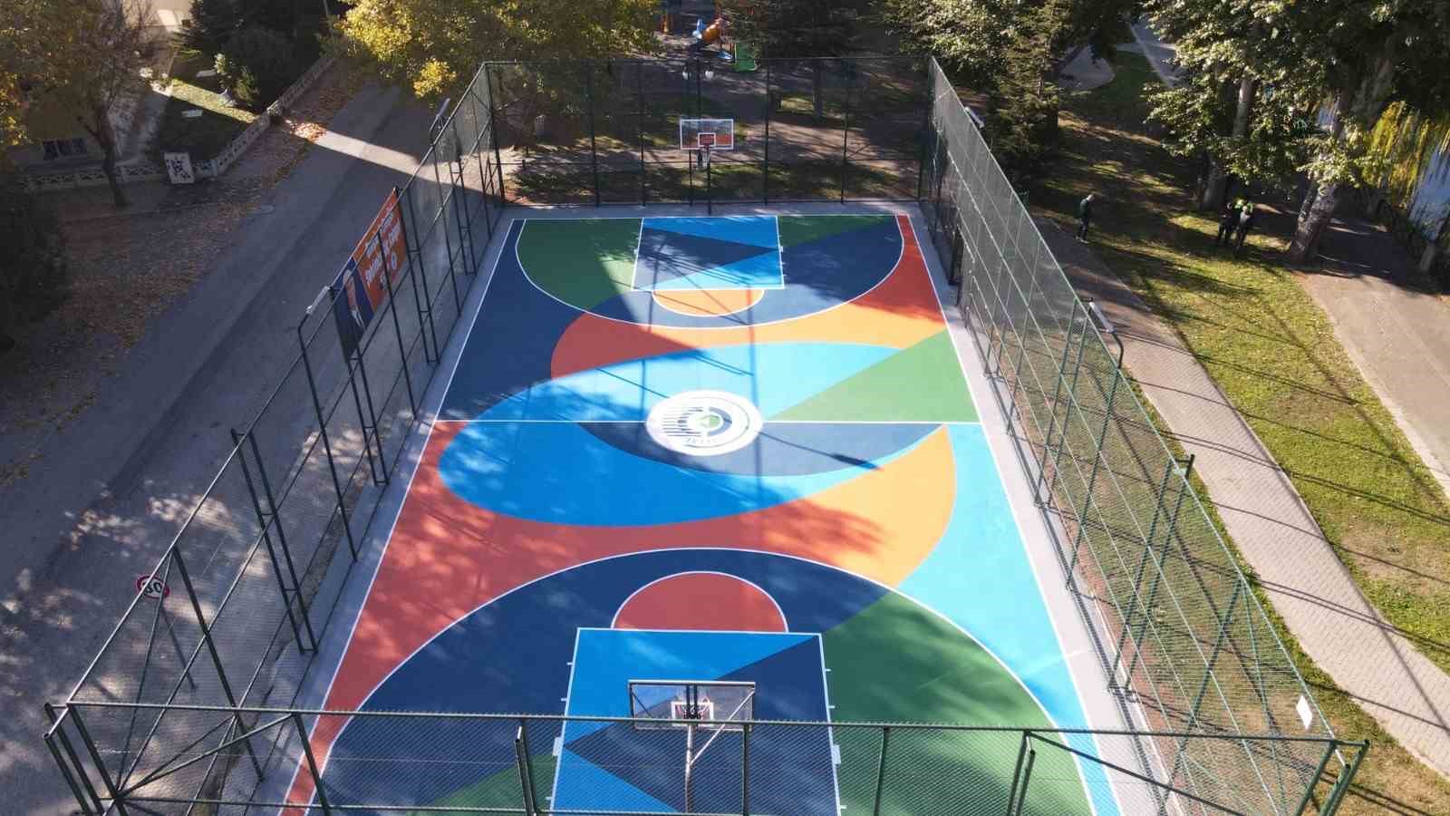 Kanlıkavak Parkı’ndaki basketbol sahası yenilendi