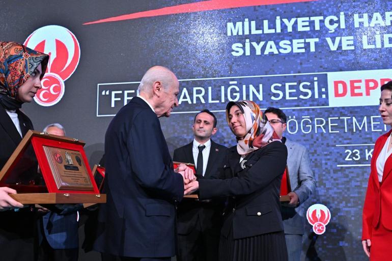 Bahçeli, deprem bölgesi öğretmenlerine plaket verdi