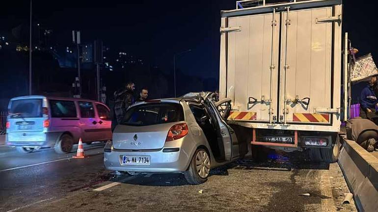 Sürücüsünün hatalı sollama yaptığı otomobil, arıza nedeniyle sağ şeritte duran kamyonete çarptı: 5 yaralı