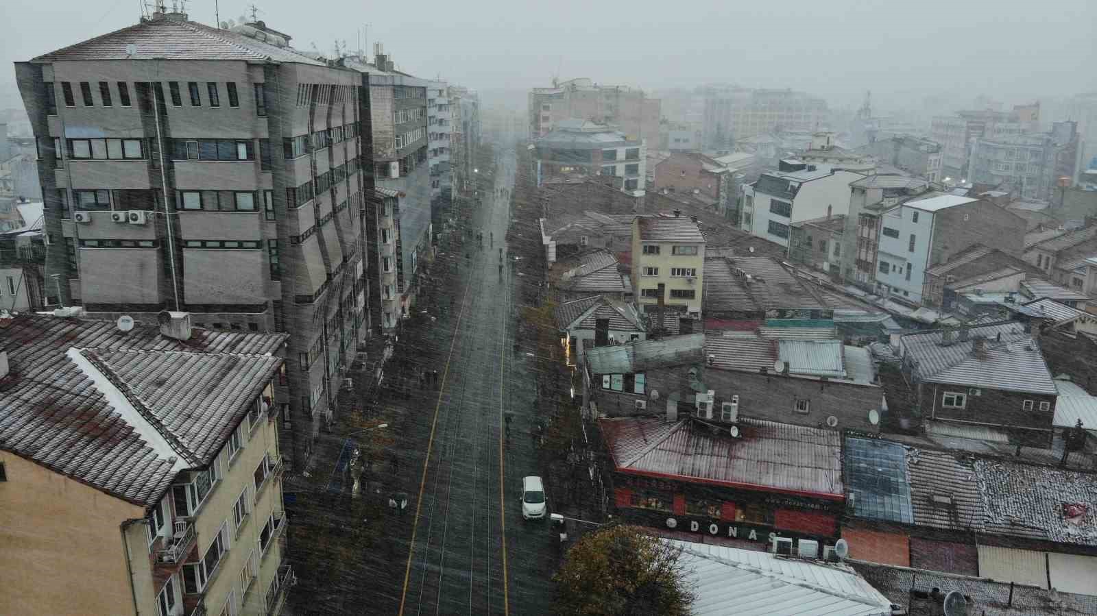 Eskişehir merkezine yılın ilk karı düştü, kent beyaza büründü