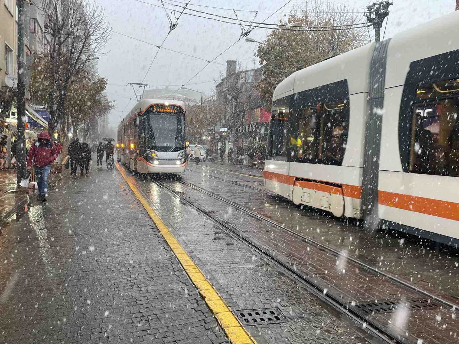 Eskişehir merkezine yılın ilk karı düştü, kent beyaza büründü