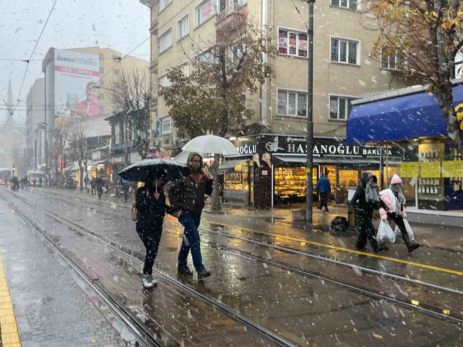 Eskişehir merkezine yılın ilk karı düştü, kent beyaza büründü