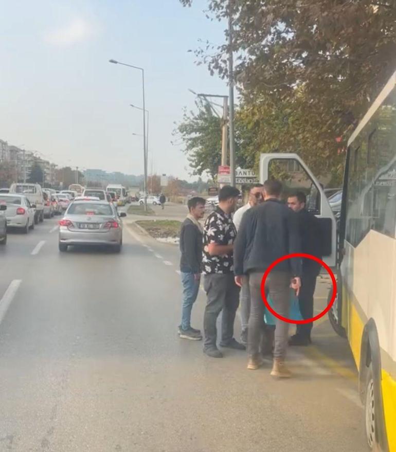 Trafikte tartıştığı belediye otobüsü şoförünü tabancayla tehdit etti; o anlar kamerada