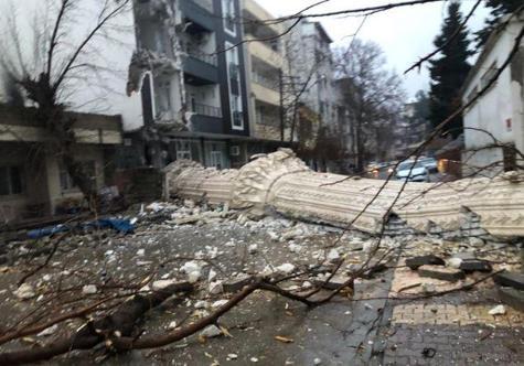 Depremde üzerine minare devrilen evdeki zararı Diyanet Vakfı karşılayacak