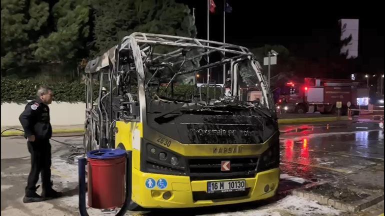 Park halindeki belediye minibüsü alev alıp, demir yığınına döndü