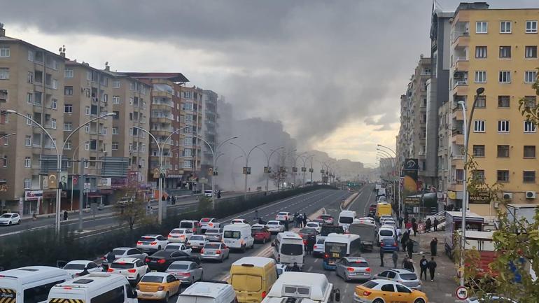 Ağır hasarlı bina yıkım sırasında çöktü, trafik önlem amaçlı durduruldu