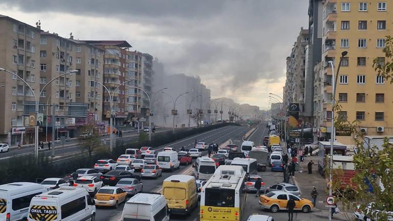 Ağır hasarlı bina yıkım sırasında çöktü, trafik önlem amaçlı durduruldu