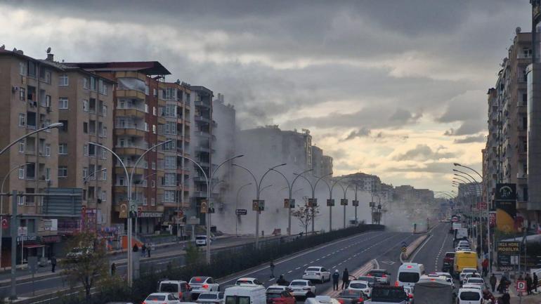 Ağır hasarlı bina yıkım sırasında çöktü, trafik önlem amaçlı durduruldu