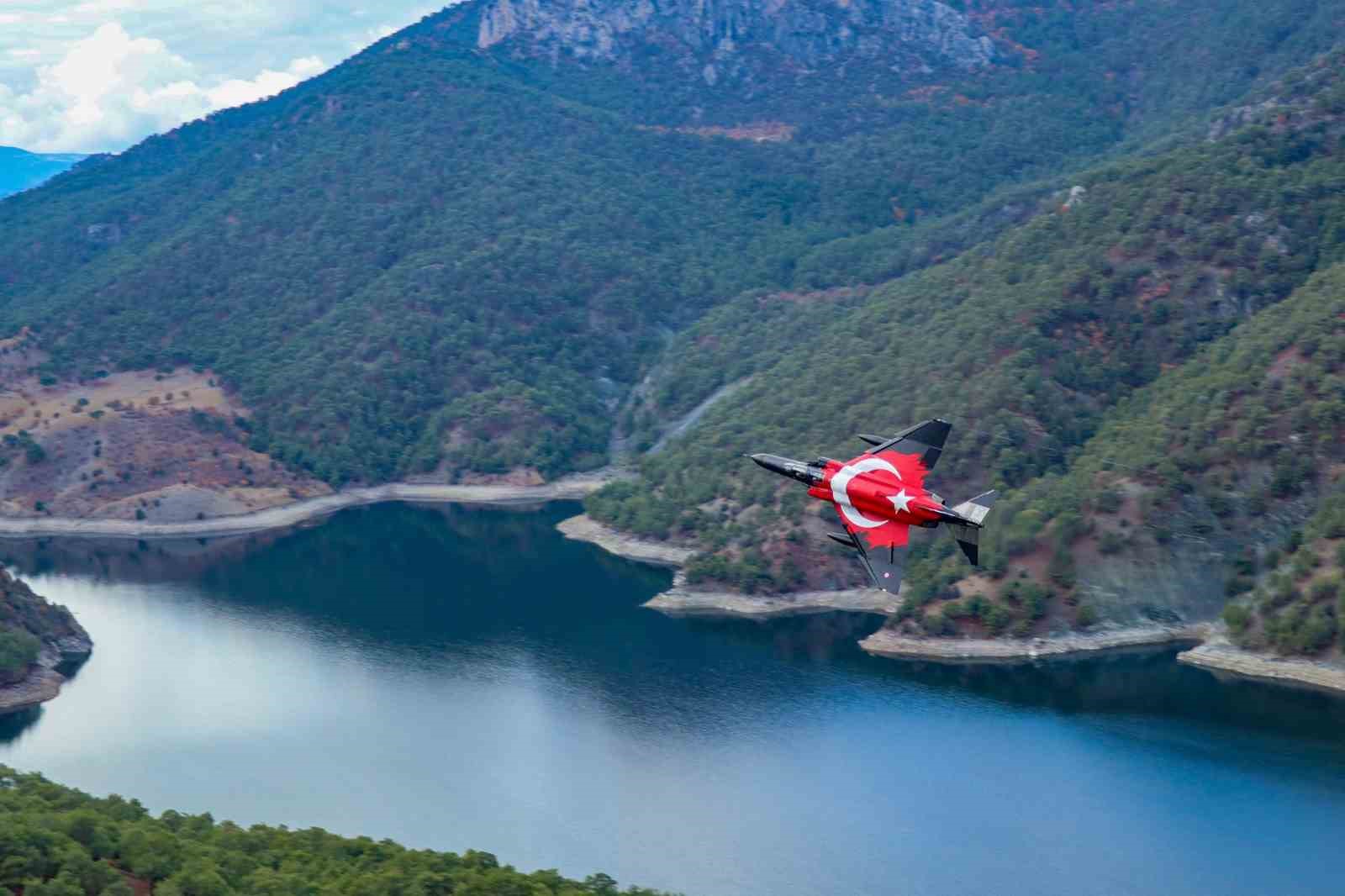 F-4E Phantom uçakları Sakarya Nehri’nin üzerinden uçtu