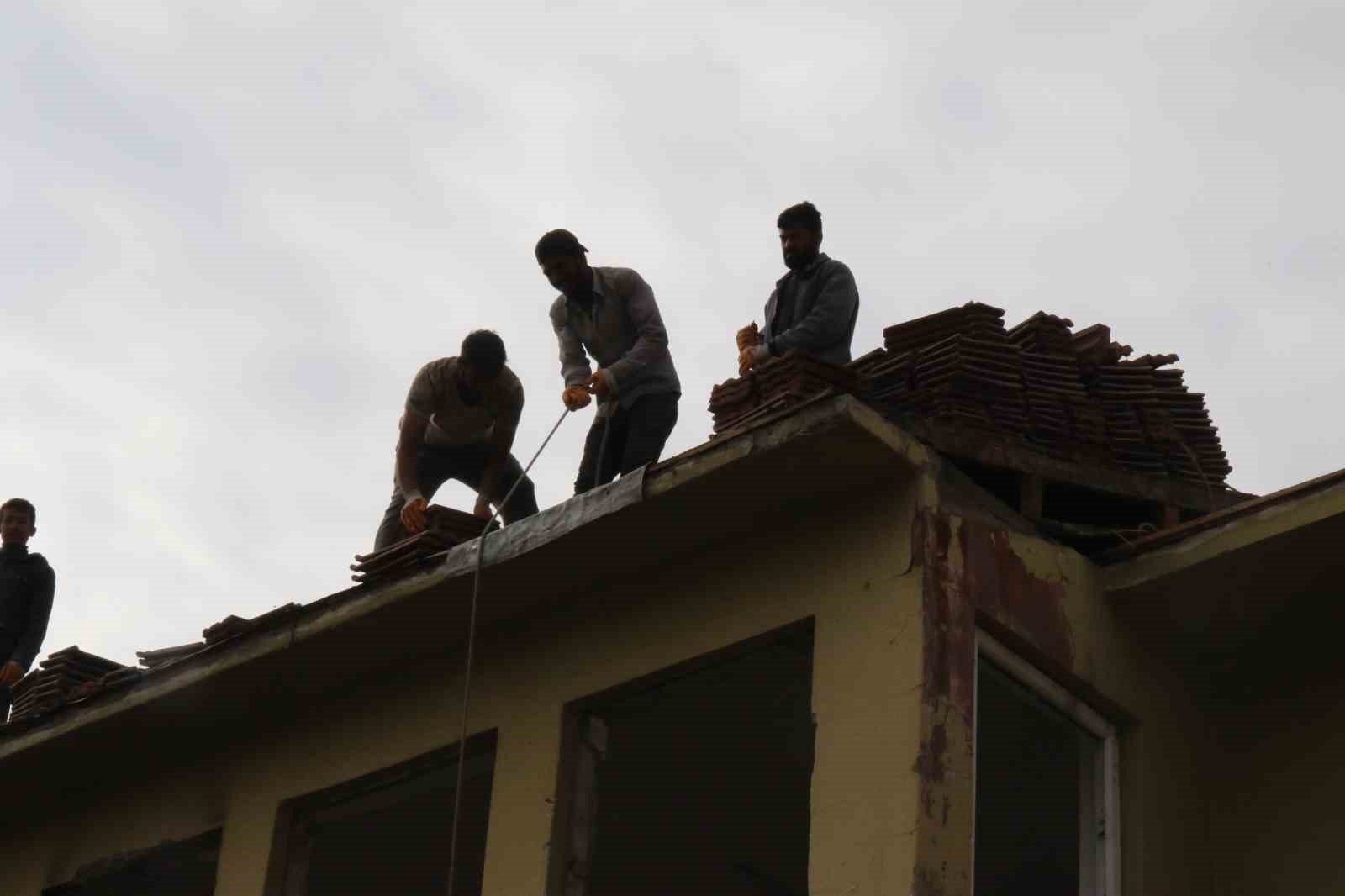 İHA’nın haberinden sonra uyuşturucu yuvasına dönen okulun yıkımına başlandı