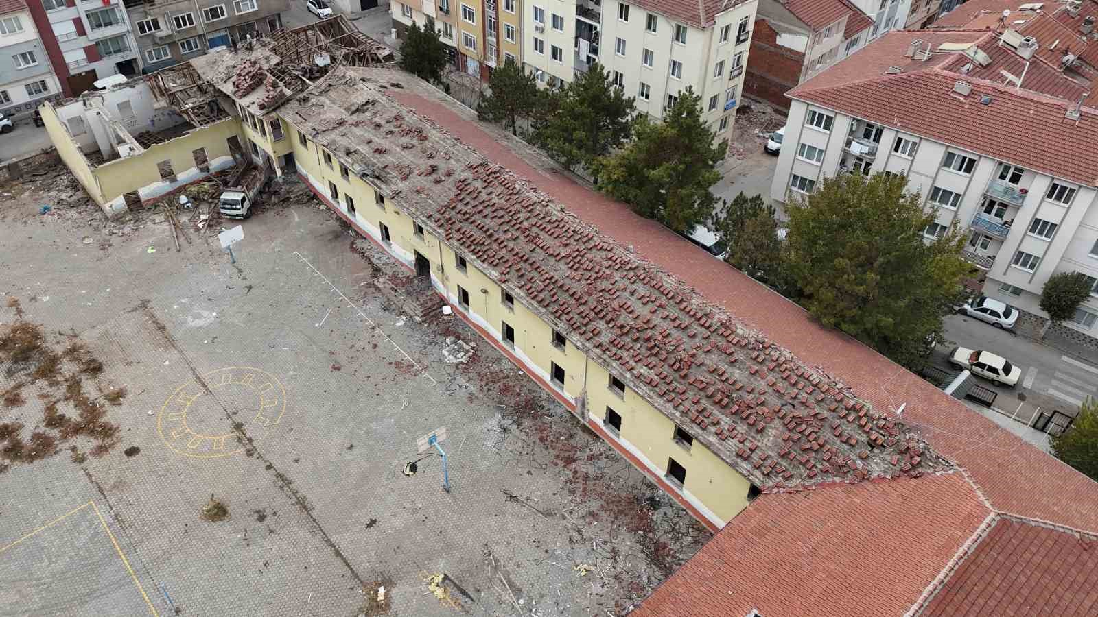 İHA’nın haberinden sonra uyuşturucu yuvasına dönen okulun yıkımına başlandı