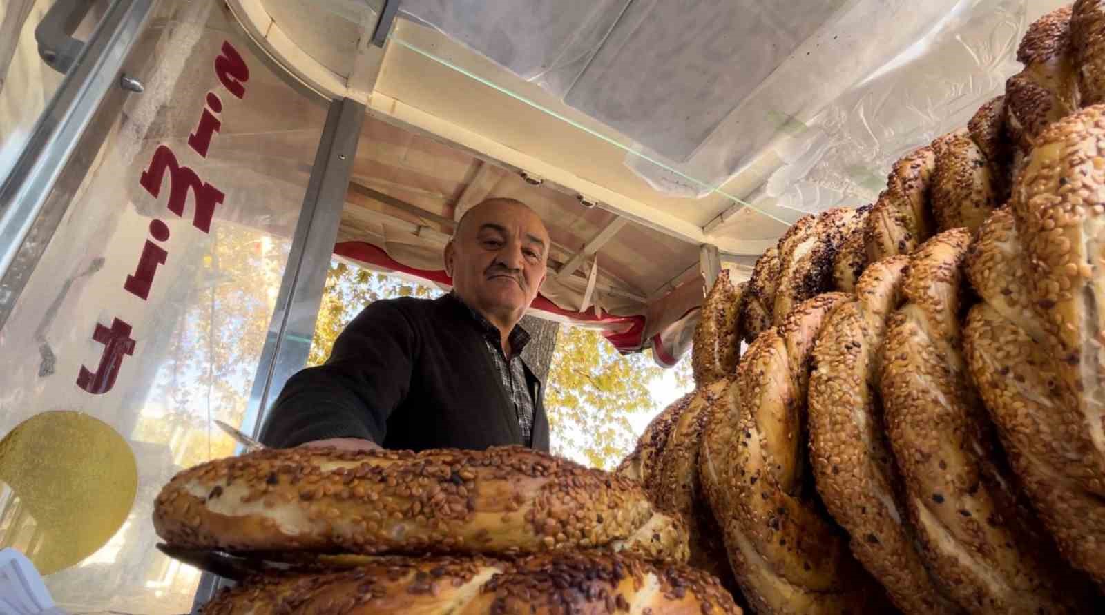 Tek koluna rağmen hayata dört elle sarılan simitçinin azmi takdir topluyor