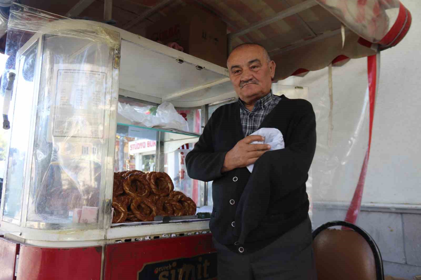 Tek koluna rağmen hayata dört elle sarılan simitçinin azmi takdir topluyor