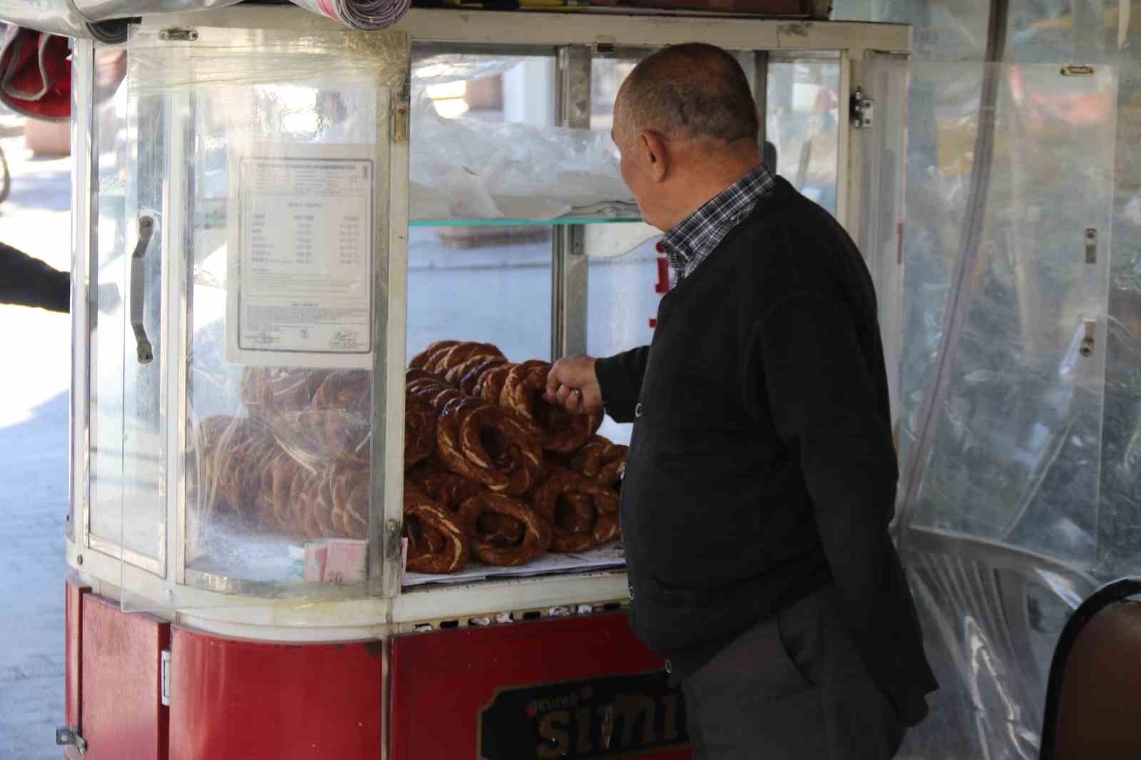 Tek koluna rağmen hayata dört elle sarılan simitçinin azmi takdir topluyor