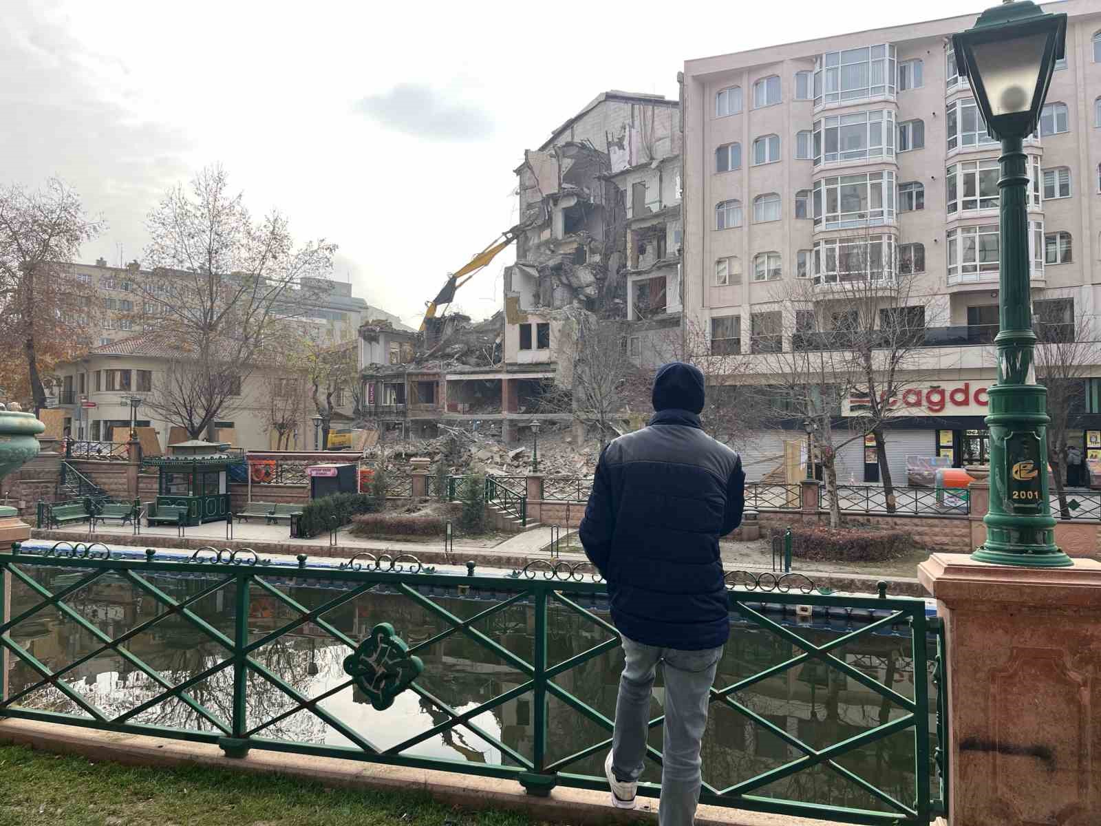 Eskişehir’de yıkım çalışması “kapalı gişe” devam ediyor