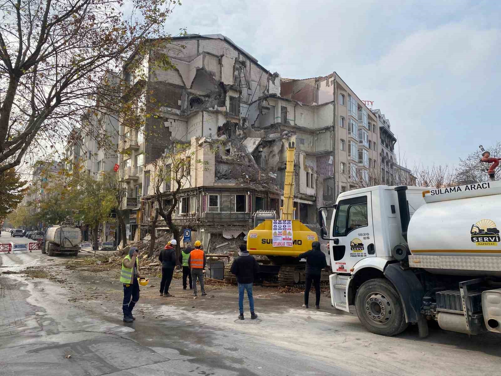 Eskişehir’de yıkım çalışması “kapalı gişe” devam ediyor