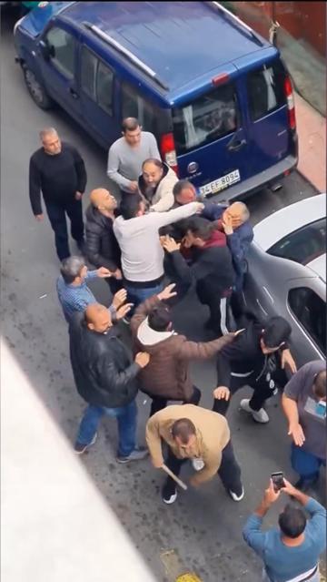 Beyoğlu'nda sopalı park yeri kavgası; o anlar kamerada