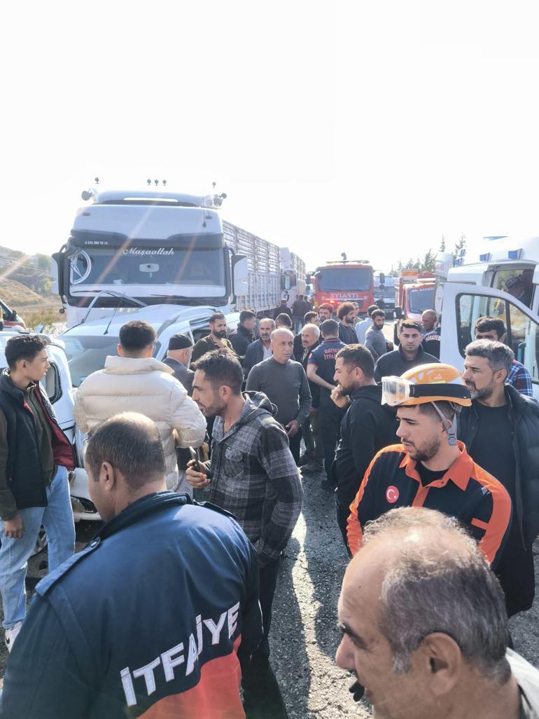 Diyarbakır’da 3 TIR ve 3 otomobilin karıştığı zincirleme kazada 8 yaralı