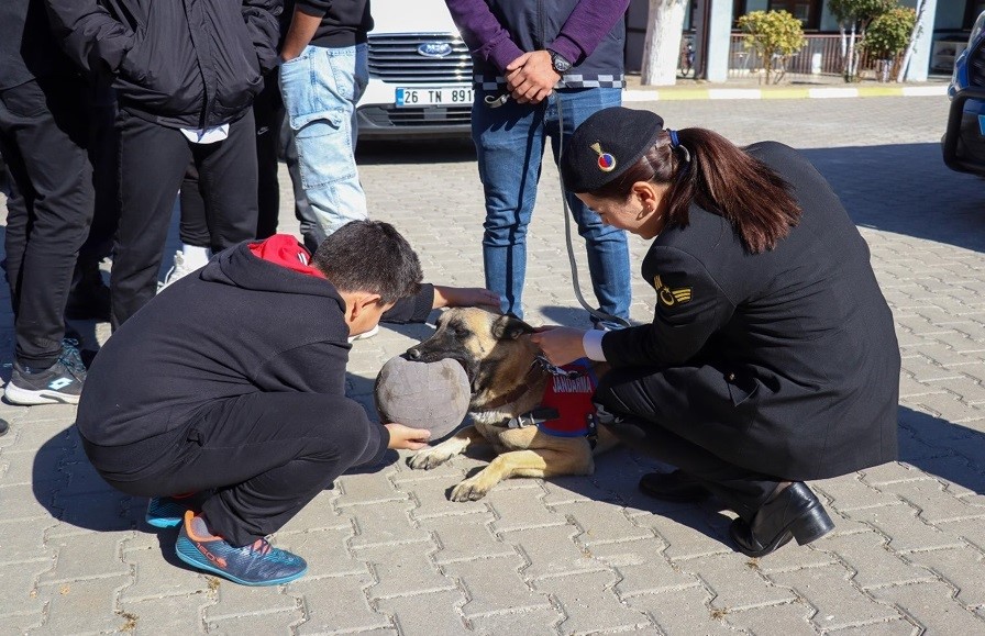 Eskişehir’de jandarma ekipleri çocuklarla bir araya geldi