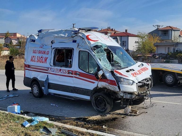 Hasta taşıyan ambulansla otomobil çarpıştı: 3'ü sağlık çalışanı, 7 yaralı