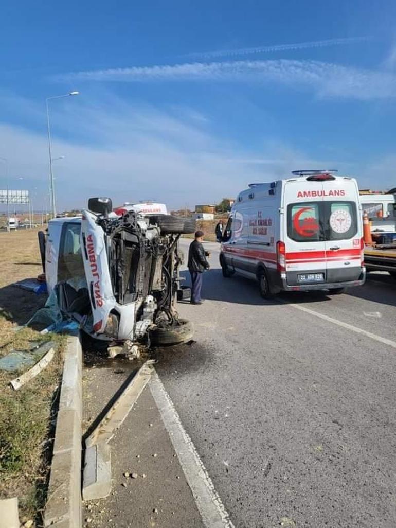 Hasta taşıyan ambulansla otomobil çarpıştı: 3'ü sağlık çalışanı, 7 yaralı