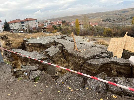 Ankara'da toprak kayması; 10 katlı bina tahliye edildi