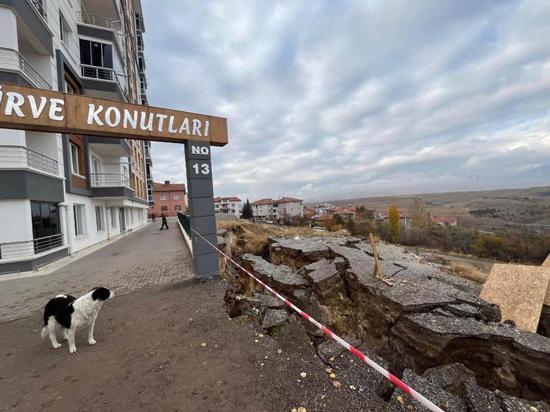 Ankara'da toprak kayması; 10 katlı bina tahliye edildi