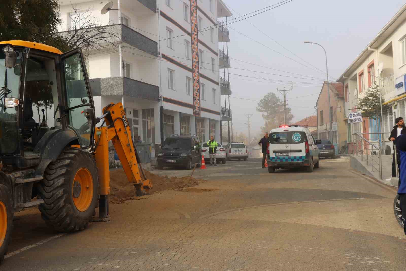 Günyüzü ilçesinde kazı sırasında patlayan doğalgaz borusu vatandaşları korkuttu