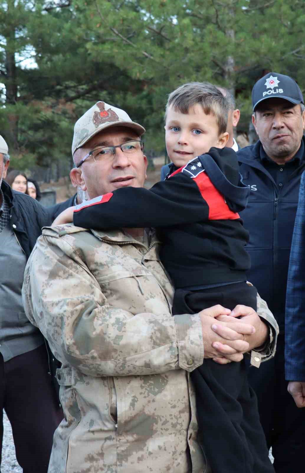 Komandolar Günyüzü ilçesinde arama tarama faaliyeti gerçekleştirdi