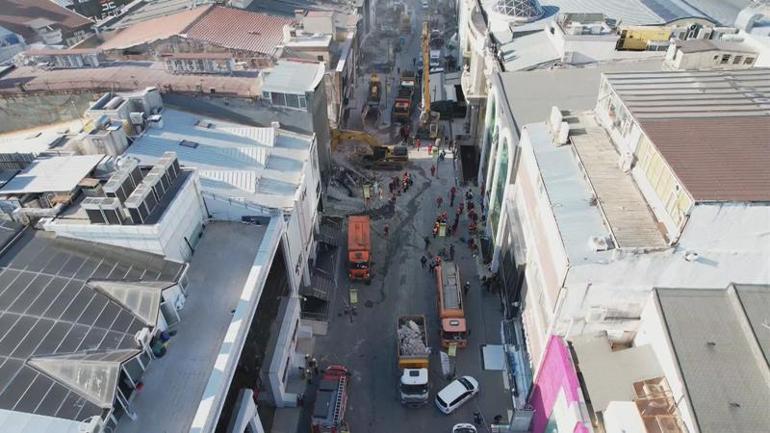 Güngören'de yıkılan binada göçük altında kalan işçiyi arama çalışmaları sürüyor