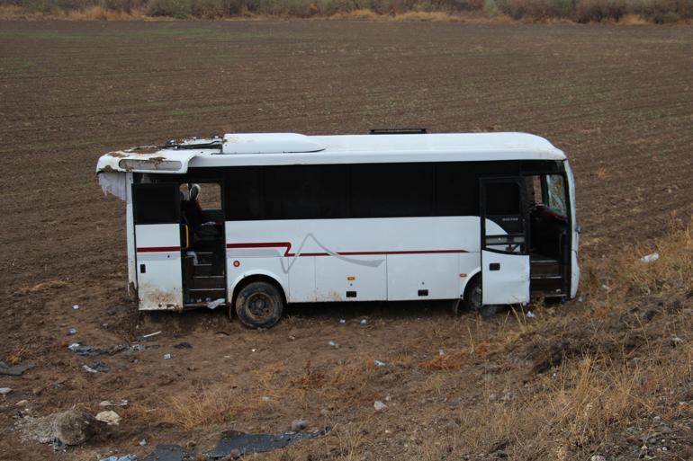 Cenazeye gidenleri taşıyan midibüs, şarampole devrildi: 29 yaralı