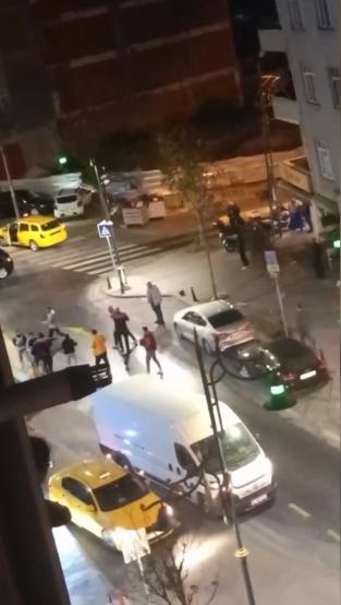 Kağıthane’de başına demir duba fırlattı; o anlar kamerada