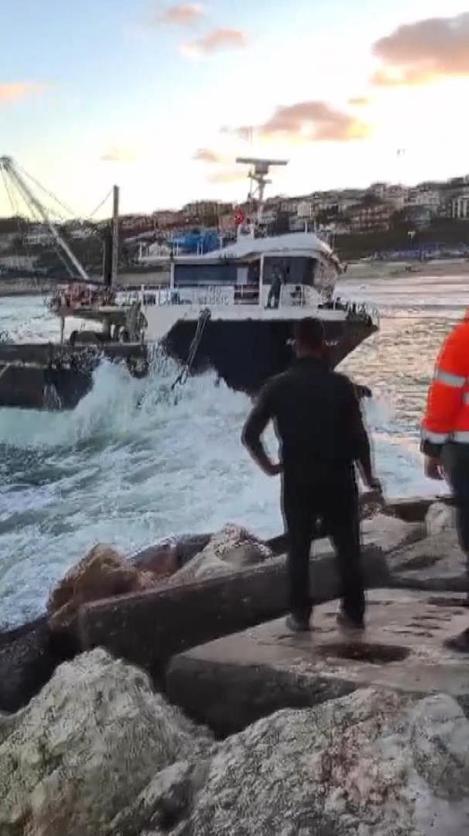 Arnavutköy'de balıkçı teknesinin dalgalarla mücadelesi kamerada