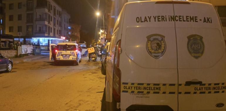 Sancaktepe'de iş yerini kurşunladılar; kaçtıkları otomobille 2 araca çarptılar