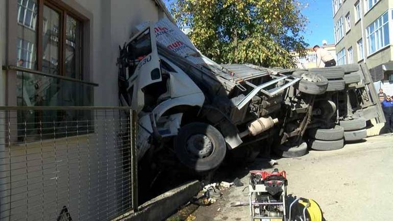 Kartal'da gaz beton yüklü kamyon 2 katlı binaya girdi: 1 yaralı