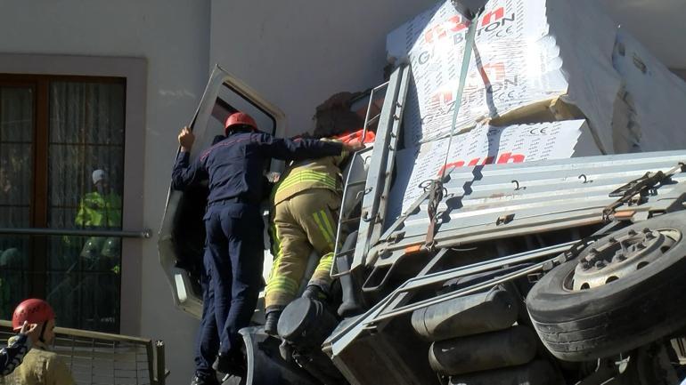 Kartal'da gaz beton yüklü kamyon 2 katlı binaya girdi: 1 yaralı