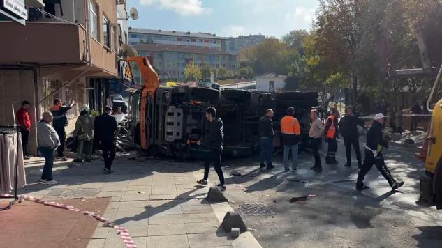 Bayrampaşa'da yol bakım aracı 8 araca çarptı; kaza kamerada