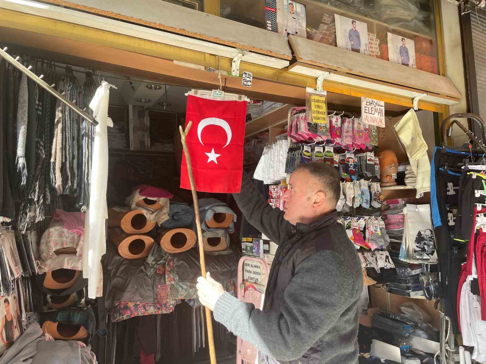 10 Kasım’da dükkanlar Türk bayraklarıyla donatıldı